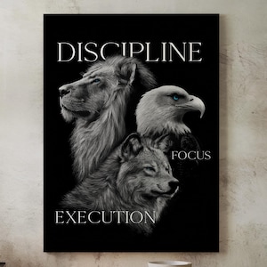 Puede incluir: Arte mural motivacional en blanco y negro con un león, un águila y un lobo. Las palabras "DISCIPLINE", "FOCUS" y "EXECUTION" se muestran en texto blanco. La obra de arte está encima de una consola de madera.
