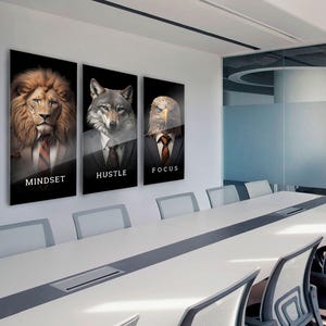 Pu&ograve; includere: Tre stampe incorniciate con ritratti di animali in abito. Il leone &egrave; etichettato "Mindset", il lupo "Hustle" e l'aquila "Focus".