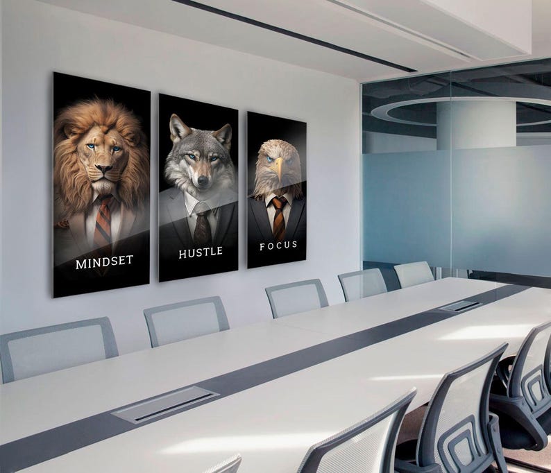 Pu&ograve; includere: Tre stampe incorniciate con ritratti di animali in abito. Il leone &egrave; etichettato "Mindset", il lupo "Hustle" e l'aquila "Focus".