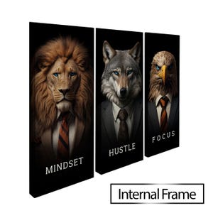 Pu&ograve; includere: Tre stampe incorniciate con un leone, un lupo e un'aquila in abito. Ogni stampa ha una parola diversa in basso: Mindset, Hustle e Focus.