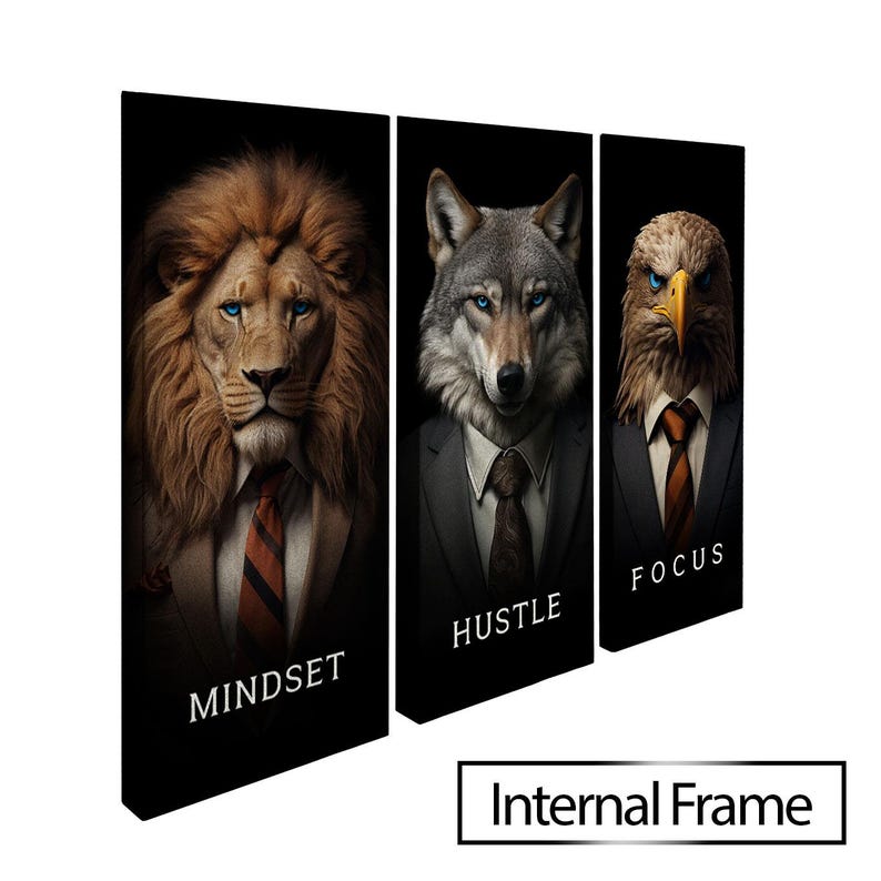 Pu&ograve; includere: Tre stampe incorniciate con un leone, un lupo e un'aquila in abito. Ogni stampa ha una parola diversa in basso: Mindset, Hustle e Focus.