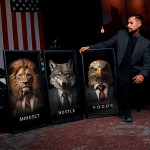Pu&ograve; includere: Tre poster motivazionali incorniciati con ritratti di animali in abito. I poster presentano un leone, un lupo e un'aquila. I poster hanno le parole "Mindset", "Hustle" e "Focus" scritte sotto i ritratti degli animali.