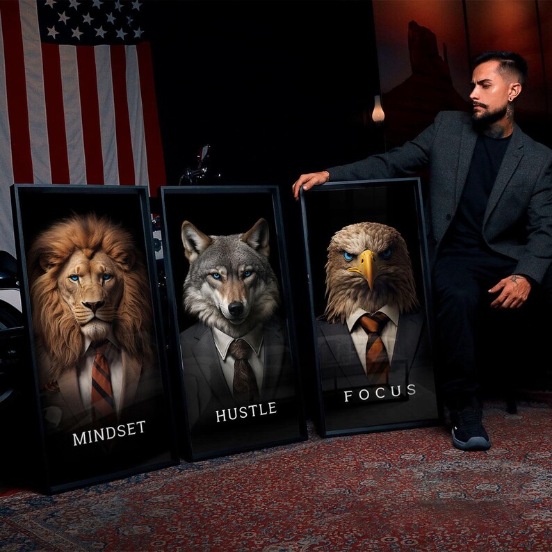 Pu&ograve; includere: Tre poster motivazionali incorniciati con ritratti di animali in abito. I poster presentano un leone, un lupo e un'aquila. I poster hanno le parole "Mindset", "Hustle" e "Focus" scritte sotto i ritratti degli animali.