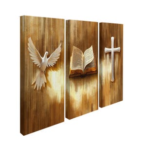 K&ouml;nnte beinhalten: Ein dreiteiliges religi&ouml;ses Wandkunst-Set. Das linke Panel zeigt eine wei&szlig;e Taube mit ausgebreiteten Fl&uuml;geln. Das mittlere Panel zeigt ein offenes Buch. Das rechte Panel zeigt ein wei&szlig;es Kreuz. Alle Panels haben einen strukturierten, braunen Hintergrund.