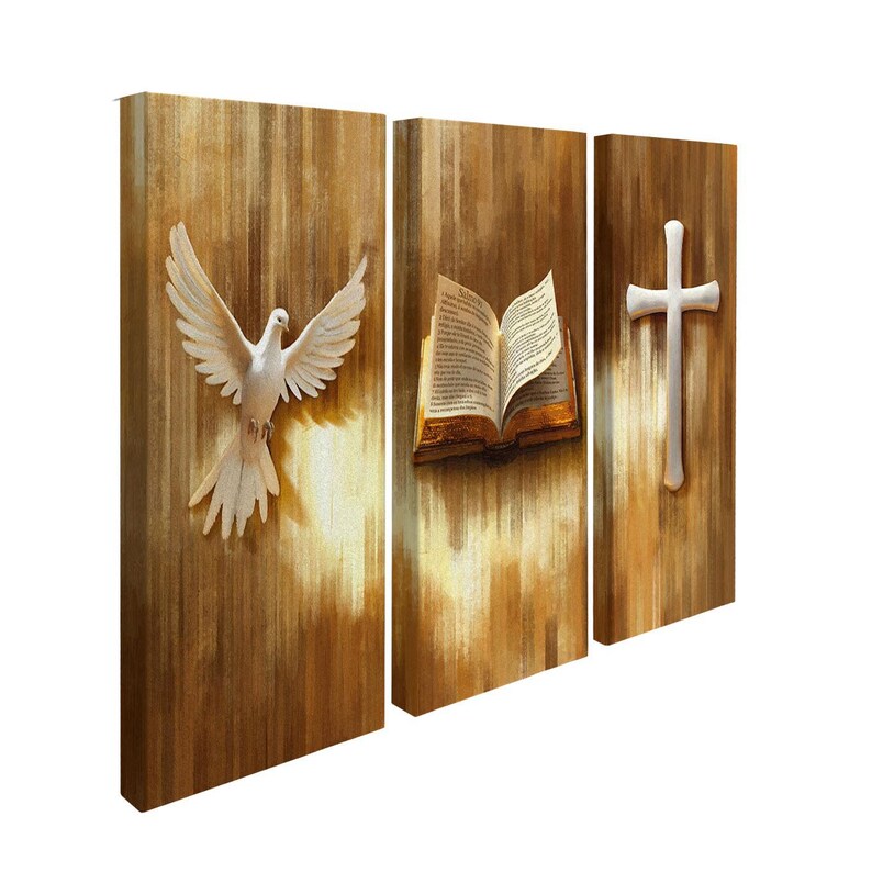 K&ouml;nnte beinhalten: Ein dreiteiliges religi&ouml;ses Wandkunst-Set. Das linke Panel zeigt eine wei&szlig;e Taube mit ausgebreiteten Fl&uuml;geln. Das mittlere Panel zeigt ein offenes Buch. Das rechte Panel zeigt ein wei&szlig;es Kreuz. Alle Panels haben einen strukturierten, braunen Hintergrund.