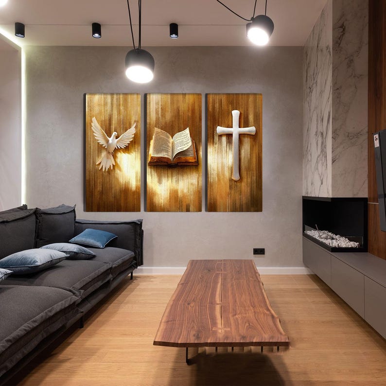 K&ouml;nnte beinhalten: Ein Triptychon aus Holz-Wandkunst mit religi&ouml;sen Symbolen. Die Tafeln zeigen eine wei&szlig;e Taube, ein offenes Buch und ein Kreuz, alles vor einem strukturierten, goldbraunen Hintergrund. Das Kunstwerk wird in einem modernen Wohnzimmer pr&auml;sentiert.