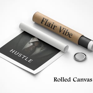 Pu&ograve; includere: Una stampa su tela arrotolata con la parola "Hustle" in bianco su uno sfondo scuro. La tela &egrave; arrotolata e fissata con un tubo di carta marrone etichettato "Flair Vibe".