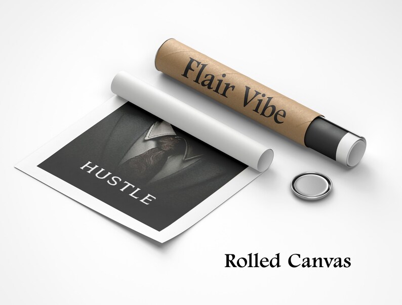 Pu&ograve; includere: Una stampa su tela arrotolata con la parola "Hustle" in bianco su uno sfondo scuro. La tela &egrave; arrotolata e fissata con un tubo di carta marrone etichettato "Flair Vibe".