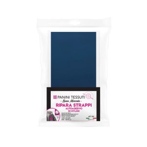 Peut inclure: Un patch en nylon auto-adhésif bleu pour réparer les déchirures dans les tissus. Le patch est emballé dans un sac en plastique transparent avec le texte "#PANINI TESSUTI - Linea Mercería - RIPARA STRAPPI AUTOADESIVO IN NYLON ART. R42" imprimé sur le devant.