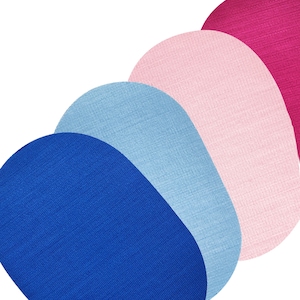 Peut inclure: Quatre échantillons de tissu de différentes couleurs, disposés en demi-cercle. Les échantillons sont bleu, bleu clair, rose et magenta.