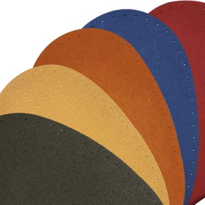 Peut inclure: Cinq demi-cercles en cuir suédé de différentes couleurs, disposés en arc-en-ciel. Les couleurs sont vert foncé, jaune, orange, bleu et rouge.