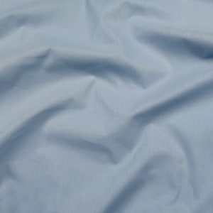Peut inclure: Gros plan sur un tissu bleu clair avec des plis doux et des ombres subtiles. Le tissu semble être un matériau tissé lisse, peut-être du coton ou un textile similaire. La texture générale est légèrement froissée, suggérant qu'il a été manipulé ou drapé.