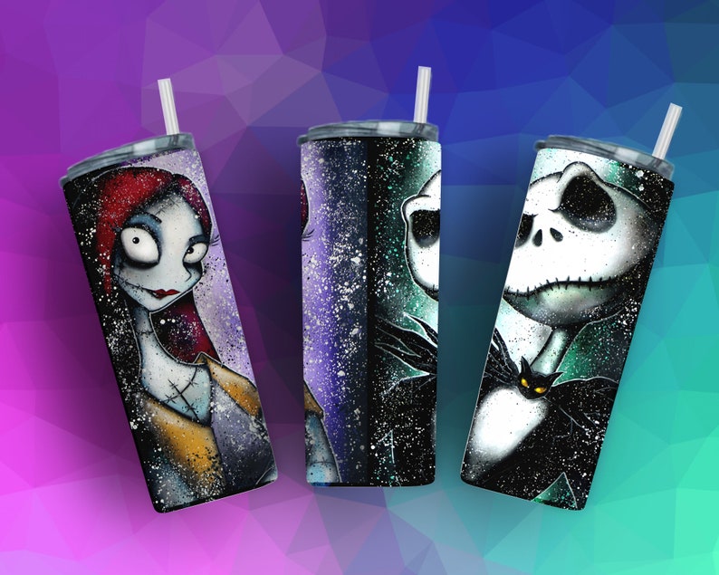 Puede incluir: Tres vasos de acero inoxidable con personajes de Pesadilla antes de Navidad. Los vasos tienen un dise&ntilde;o en blanco y negro con Sally, Jack Skellington y una silueta de Jack. Cada vaso tiene una pajita blanca.