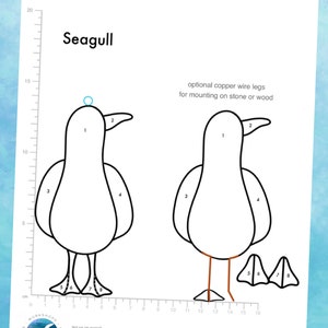 Pu&ograve; includere: Un disegno a tratto nero e bianco di un gabbiano, con misure di design di 7 cm (larghezza) x 13,5 cm (altezza). Include gambe opzionali in filo di rame e la scritta "Seagull". Il design &egrave; per progetti di arte vetraria.