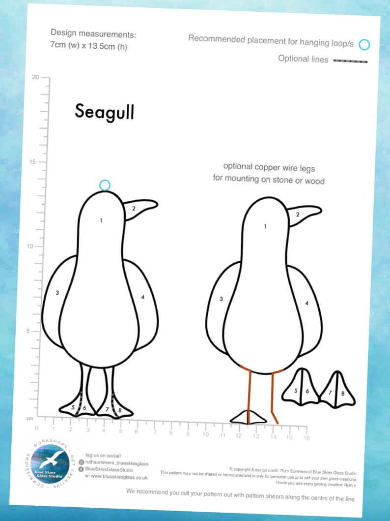 Pu&ograve; includere: Un disegno a tratto nero e bianco di un gabbiano, con misure di design di 7 cm (larghezza) x 13,5 cm (altezza). Include gambe opzionali in filo di rame e la scritta "Seagull". Il design &egrave; per progetti di arte vetraria.