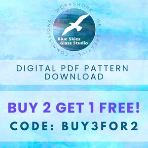 Pu&ograve; includere: Annuncio per il download di modelli PDF digitali. L'immagine presenta un logo circolare con un uccello bianco e il testo "Blue Skies Glass Studio". Sotto, si legge "BUY 2 GET 1 FREE!" con il codice "BUY3FOR2" in testo viola su sfondo blu.