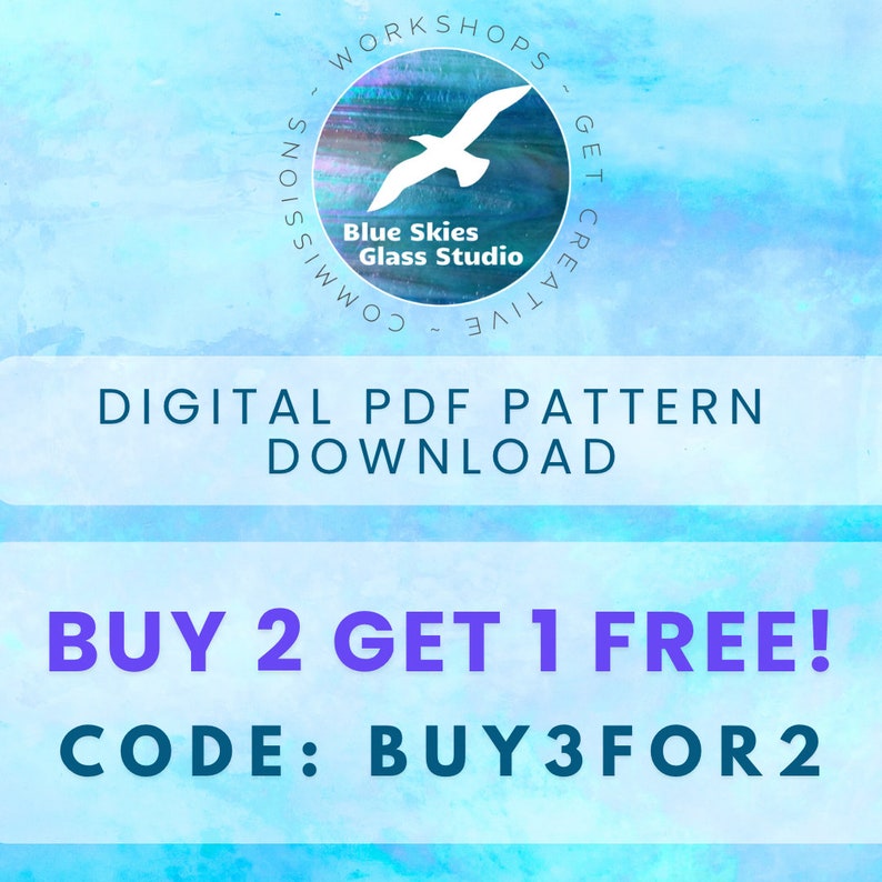 Pu&ograve; includere: Annuncio per il download di modelli PDF digitali. L'immagine presenta un logo circolare con un uccello bianco e il testo "Blue Skies Glass Studio". Sotto, si legge "BUY 2 GET 1 FREE!" con il codice "BUY3FOR2" in testo viola su sfondo blu.