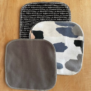 Conjunto de 12 guardanapos de 2 camadas, 7”x7” / sem papel / cozinha ecológica / decoração de cozinha / vida sustentável / 4 de cada padrão / bolinhas pretas de duna.