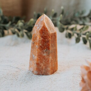 Orange-Calcit-Turm