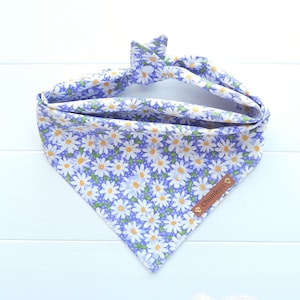 Bandana violet marguerite pour chien : écharpe à bouton-pression et cravate en coton pour chien