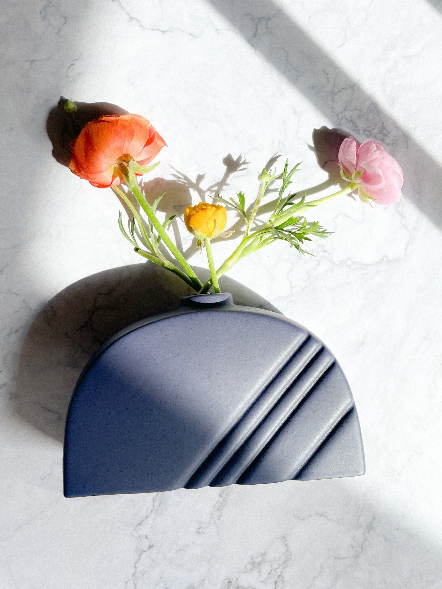 Mikasa Geometrische Keramik-Vase Aus Steinzeug – Weiß Mit Streifen, 19 X 7 X 27 Cm, Für Blumen & Deko