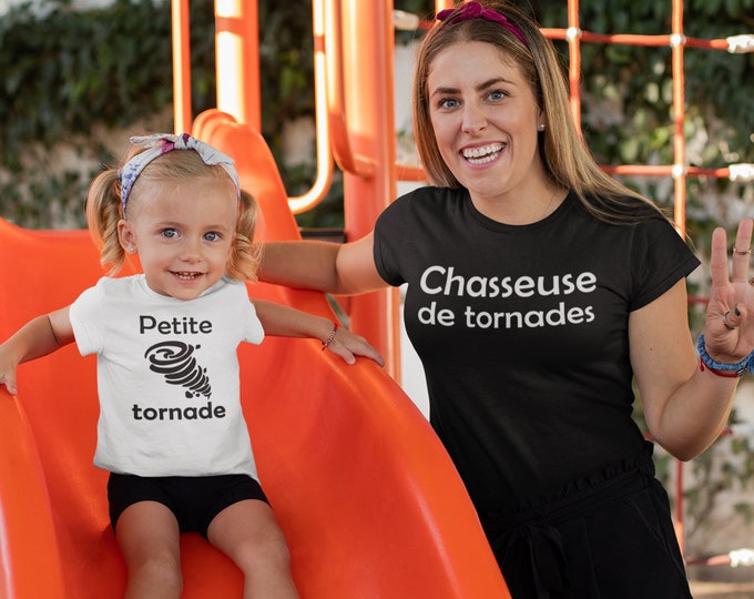 Chasseuse de tornades - Petite Tornade - Duo mère/enfant  - T-Shirt à col rond - manches courtes - T-Shirt unisex pour enfants