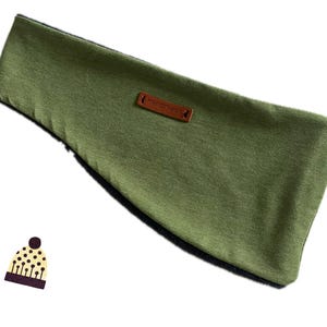 Könnte beinhalten: Ein grünes Stirnband mit einem braunen Lederlabel, auf dem "Handmade" steht.