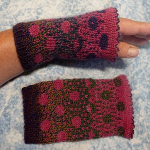 Wrist warmers hand-knitted 'Dots' One Size cuffs hand warmers arm warmers color gradient plant-dyed