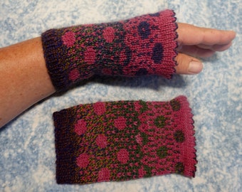 Wrist warmers hand-knitted 'Dots' One Size cuffs hand warmers arm warmers color gradient plant-dyed