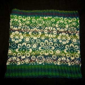 Merino Cowl Schlauchschal Fair Isle Flowers Schal handgestrickt federleicht und weich