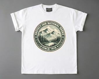 Camiseta con insignia circular "Protejamos nuestros parques" y estampado de pino de montaña desde 1916.