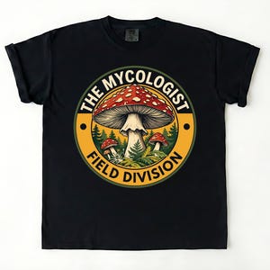 Camiseta de la División de Campo de Micología con Insignia Vintage y Gráfico de Hongo