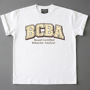 BCBA-skjorta Board Certified Behavior Analyst Varsity Letters Graphic Tee