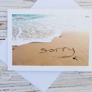 Mi dispiace messaggio in biglietto di auguri in bianco sabbia