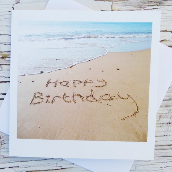 Message de joyeux anniversaire dans une carte de voeux de sable