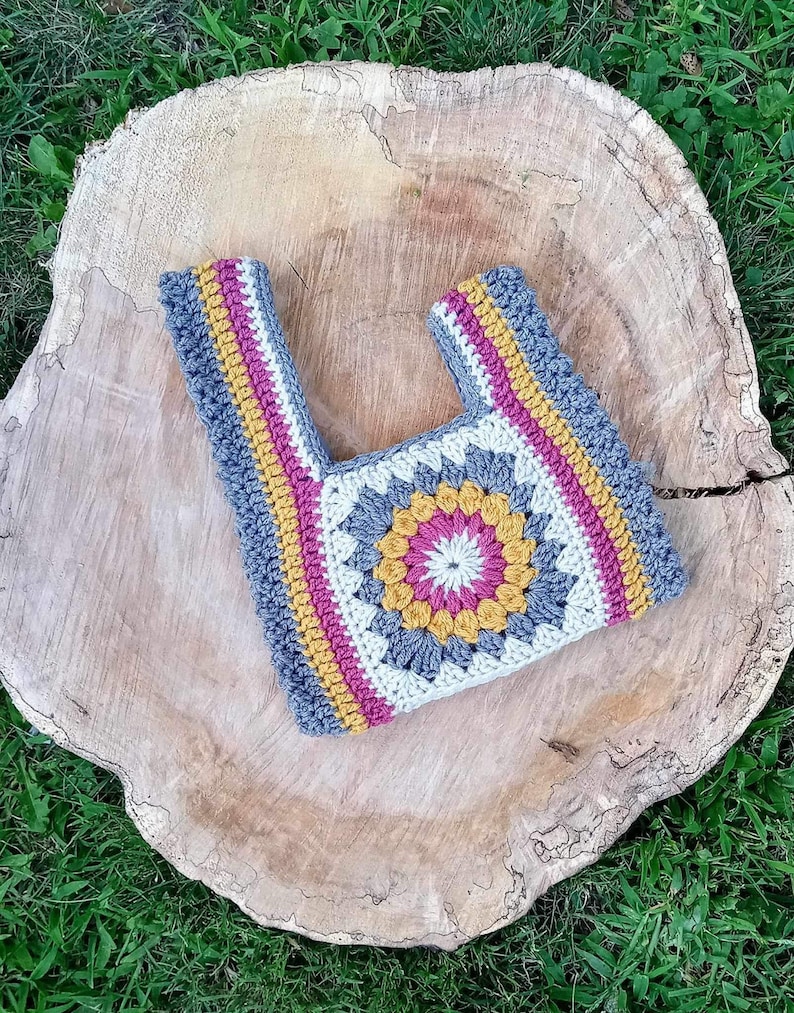 Crochet sunburst knot bag pattern. This beautiful motif crochet pattern is versatile and functional. This boho crochet bag pattern features a crochet flower sunburst design that makes this boho handbag really stand out.