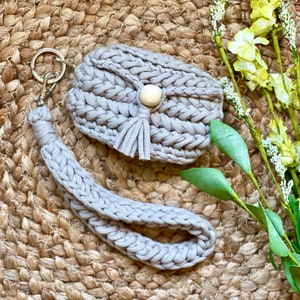 Amaryllis Keychain Wallet, PDF pattern only, NOT a finished product, crochet keychain, keychain wallet, wristlet image 1