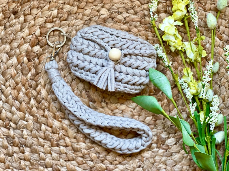 Amaryllis Keychain Wallet, PDF pattern only, NOT a finished product, crochet keychain, keychain wallet, wristlet image 1