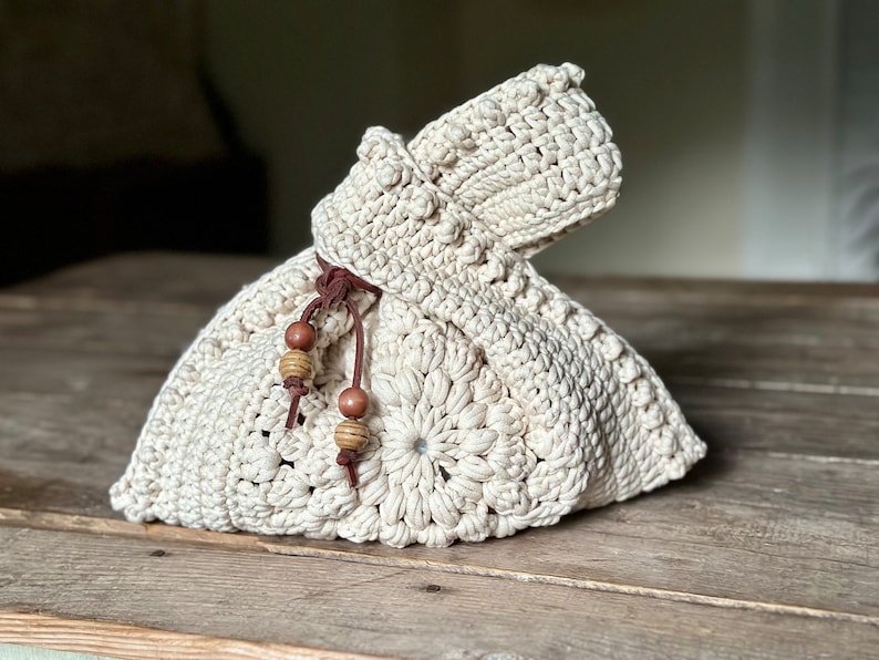 Crochet sunburst knot bag pattern. This beautiful motif crochet pattern is versatile and functional. This boho crochet bag pattern features a crochet flower sunburst design that makes this boho handbag really stand out.