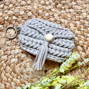 Amaryllis Keychain Wallet, PDF pattern only, NOT a finished product, crochet keychain, keychain wallet, wristlet image 3
