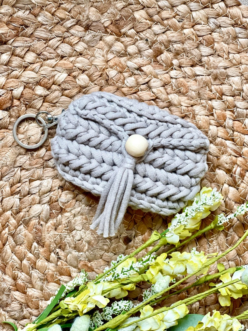 Amaryllis Keychain Wallet, PDF pattern only, NOT a finished product, crochet keychain, keychain wallet, wristlet image 3