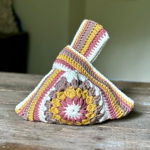 Crochet sunburst knot bag pattern. This beautiful motif crochet pattern is versatile and functional. This boho crochet bag pattern features a crochet flower sunburst design that makes this boho handbag really stand out.