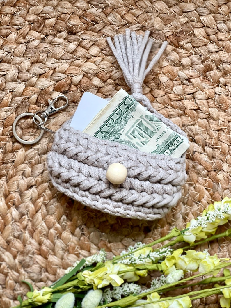 Amaryllis Keychain Wallet, PDF pattern only, NOT a finished product, crochet keychain, keychain wallet, wristlet image 2