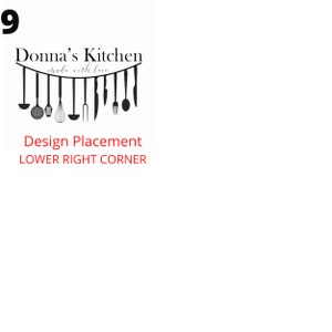 以下が含まれることがあります： 食品事業「Donna's Kitchen」の白黒ロゴ。ロゴは、「Donna's Kitchen made with love」と書かれたバナーから吊り下げられたキッチン用品の列を特徴としています。「Design Placement LOWER RIGHT CORNER」というテキストがロゴの下にあります。