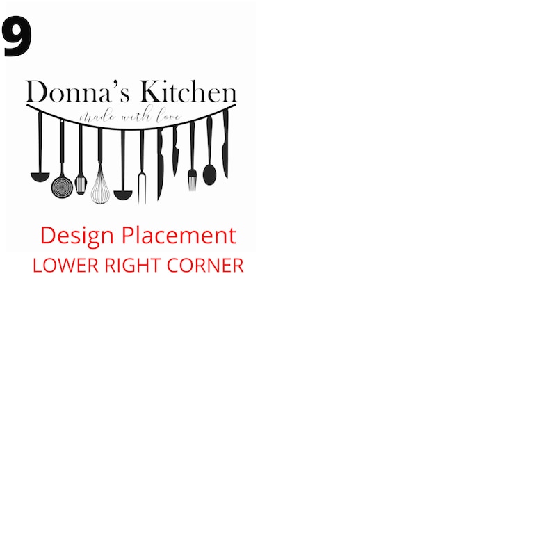 以下が含まれることがあります： 食品事業「Donna's Kitchen」の白黒ロゴ。ロゴは、「Donna's Kitchen made with love」と書かれたバナーから吊り下げられたキッチン用品の列を特徴としています。「Design Placement LOWER RIGHT CORNER」というテキストがロゴの下にあります。