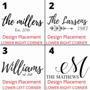 K&ouml;nnte beinhalten: Vier verschiedene Designs f&uuml;r ein personalisiertes Familienschild. Das erste Design zeigt den Text "the millers" mit dem Text "Est. 2016" darunter. Das zweite Design zeigt den Text "The Larsens" mit einem Pfeil und dem Text "1987" darunter. Das dritte Design zeigt den Text "Williams" mit dem Text "est. 2020" darunter. Das vierte Design zeigt den Text "THE MATHEWS" mit einem kursiv geschriebenen "SM" &uuml;ber dem Text. Jedes Design hat eine Beschreibung der Platzierung des Designs, entweder "LOWER RIGHT CORNER" oder "LOWER LEFT CORNER".