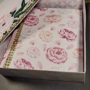 Pudełko na pamiątki z różowymi piwoniami i kartą-książeczką zawierającą nostalgiczną scenę z ogrodu