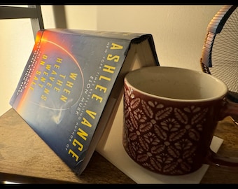 Soporte minimalista para libros impreso en 3D con soporte para tazas de café integrado