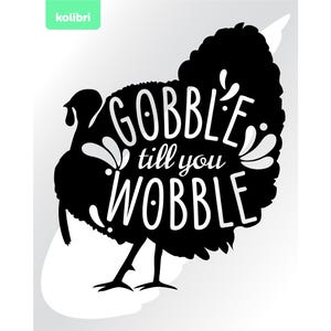 Può includere: Silhouette nera di un tacchino con la scritta "GOBBLE till you WOBBLE". Il design include decorazioni bianche decorative. Un quadrato verde con la parola "kolibri" si trova nell'angolo in alto a sinistra. L'immagine è su sfondo bianco.