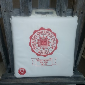 Seltene Vintage 1968 Indiana University Rose Bowl Sitzkissen Hoosiers Alumni Fußball mit Regen Poncho Größe 14 "x 14" Saison 1967-1968